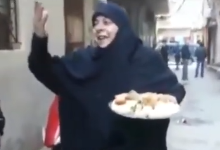 مادر شهیدی که پس از شنیدن خبر شهادت فرزندش شیرینی پخش کرد +فیلم