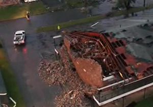 بی&zwnj;خانمانی ده&zwnj;ها نفر بر اثر وقوع طوفان در آمریکا + فیلم