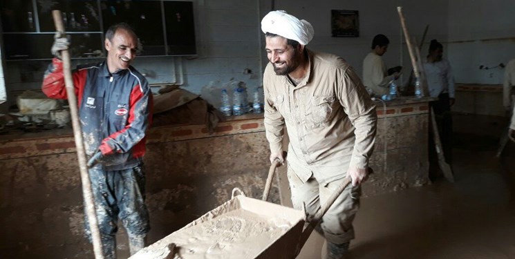 امدادرسانی ۹۰۰ طلبه اصفهانی به سیل&zwnj;زدگان