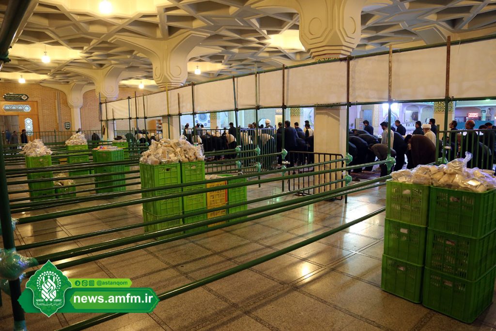 توزیع افطاری در میان زائران حرم کریمه اهل بیت(س) +تصاویر