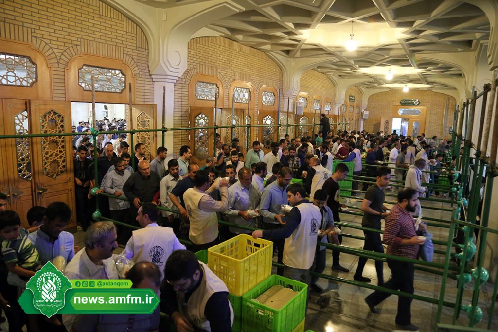 توزیع افطاری در میان زائران حرم کریمه اهل بیت(س) +تصاویر