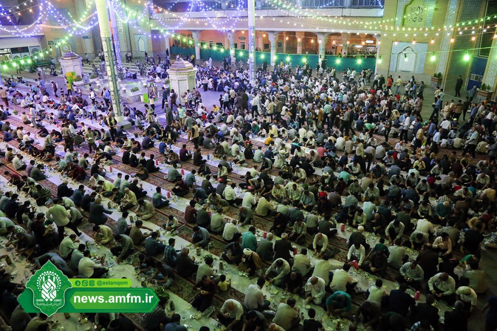 توزیع افطاری در میان زائران حرم کریمه اهل بیت(س) +تصاویر