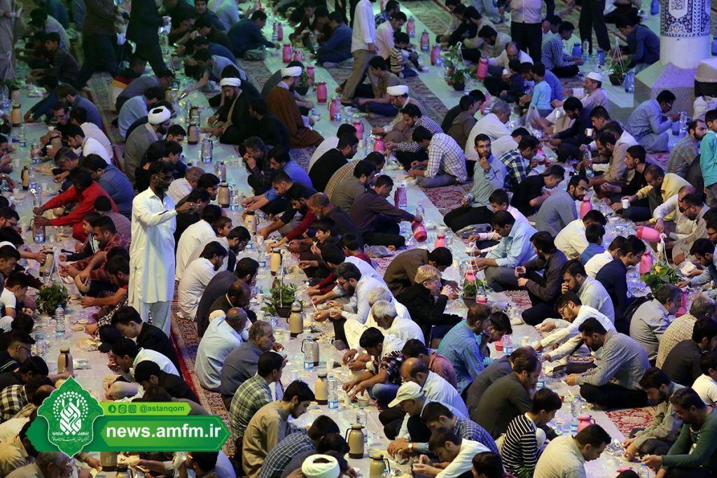 توزیع افطاری در میان زائران حرم کریمه اهل بیت(س) +تصاویر
