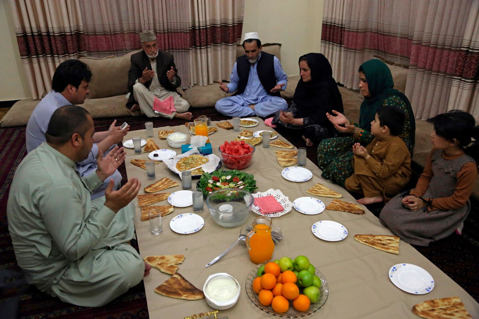 شروع ماه مبارک رمضان در سراسر جهان از نگاه عکاسان+ تصاویر/ تصاویر دیدنی از شروع ماه مبارک رمضان در سراسر جهان/ مسلمانان شکار دوربین عکاسان شدند+ تصاویر