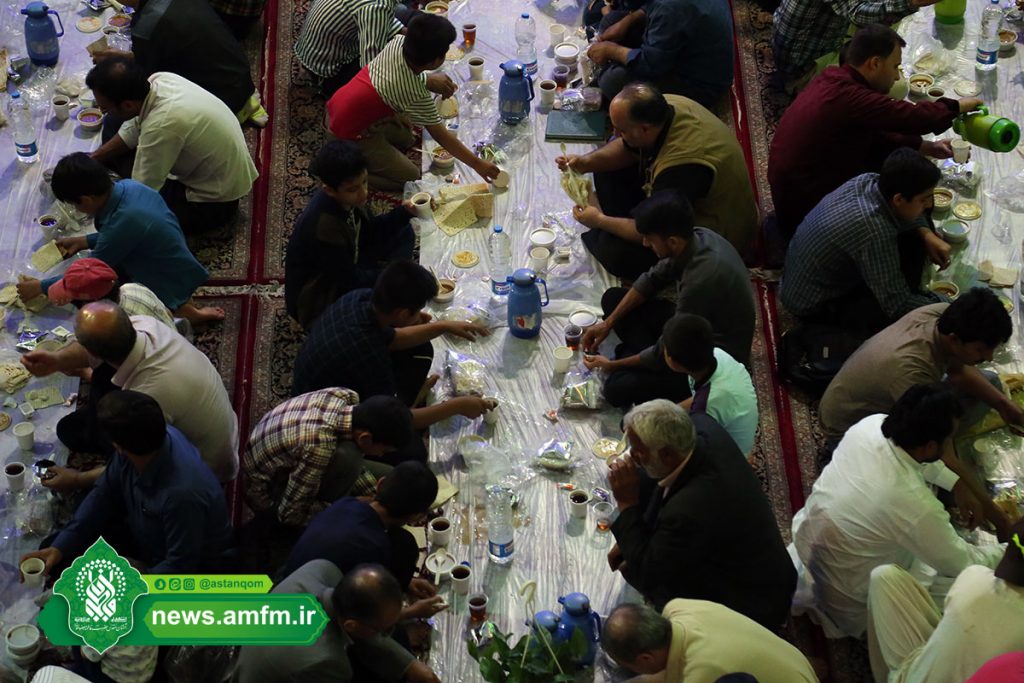 توزیع افطاری در میان زائران حرم کریمه اهل بیت(س) +تصاویر