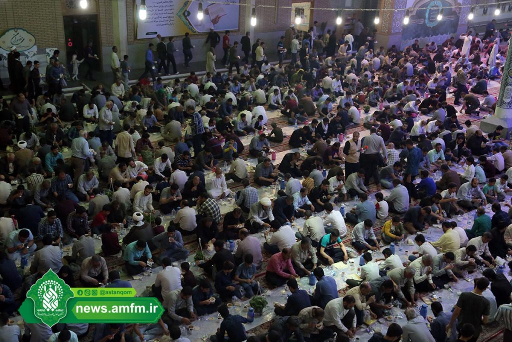 توزیع افطاری در میان زائران حرم کریمه اهل بیت(س) +تصاویر