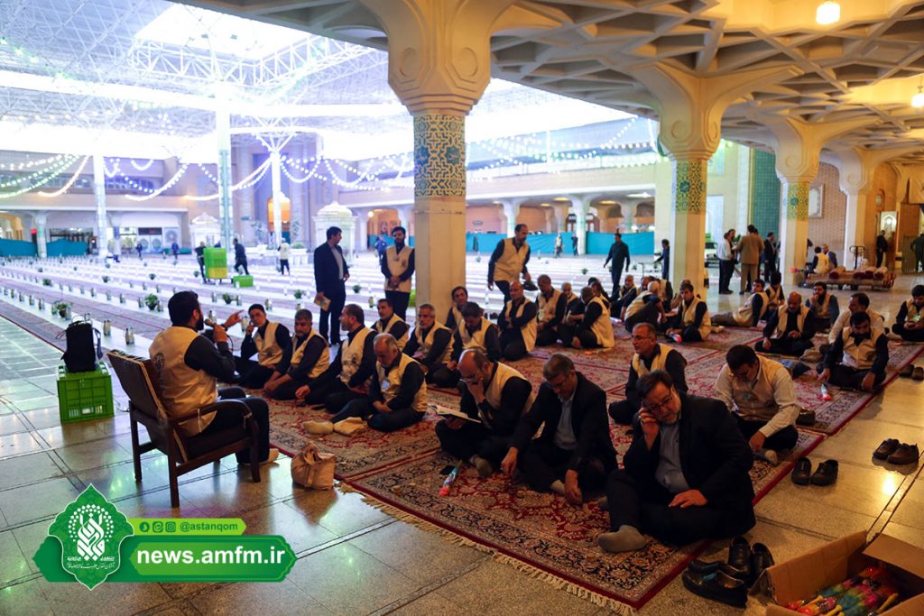 توزیع افطاری در میان زائران حرم کریمه اهل بیت(س) +تصاویر