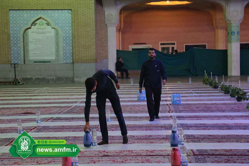 توزیع افطاری در میان زائران حرم کریمه اهل بیت(س) +تصاویر