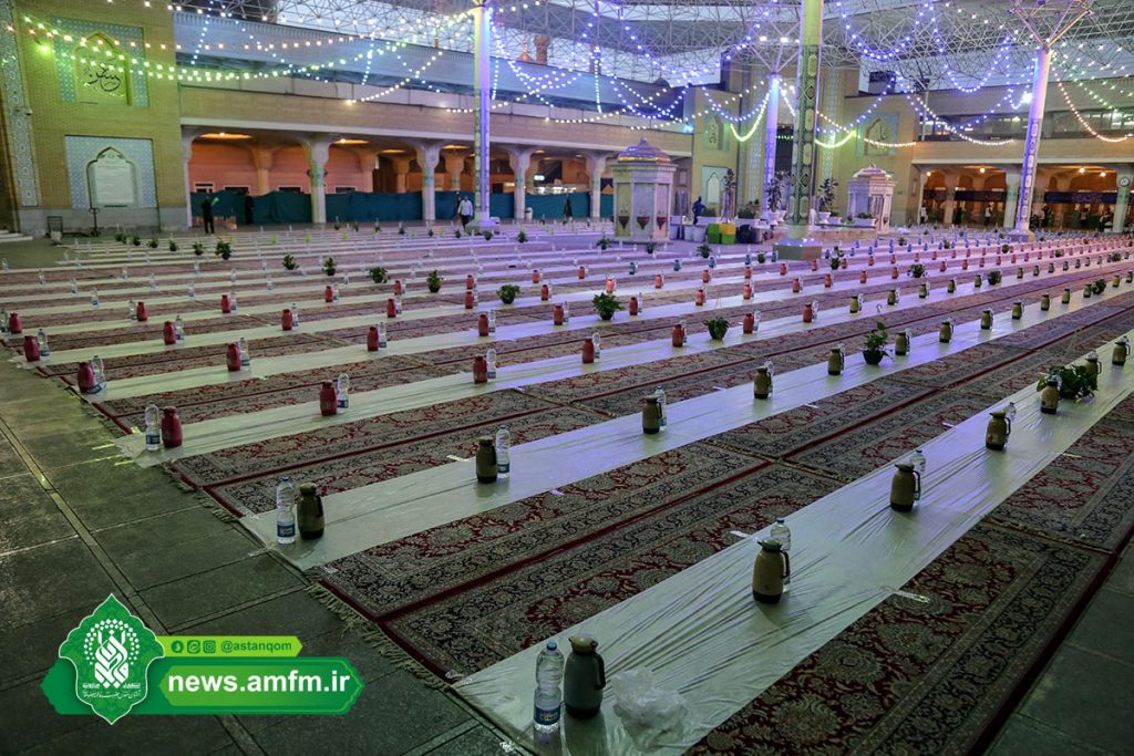 توزیع افطاری در میان زائران حرم کریمه اهل بیت(س) +تصاویر
