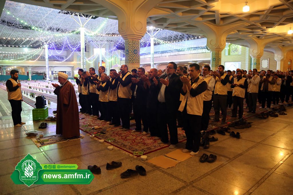 توزیع افطاری در میان زائران حرم کریمه اهل بیت(س) +تصاویر