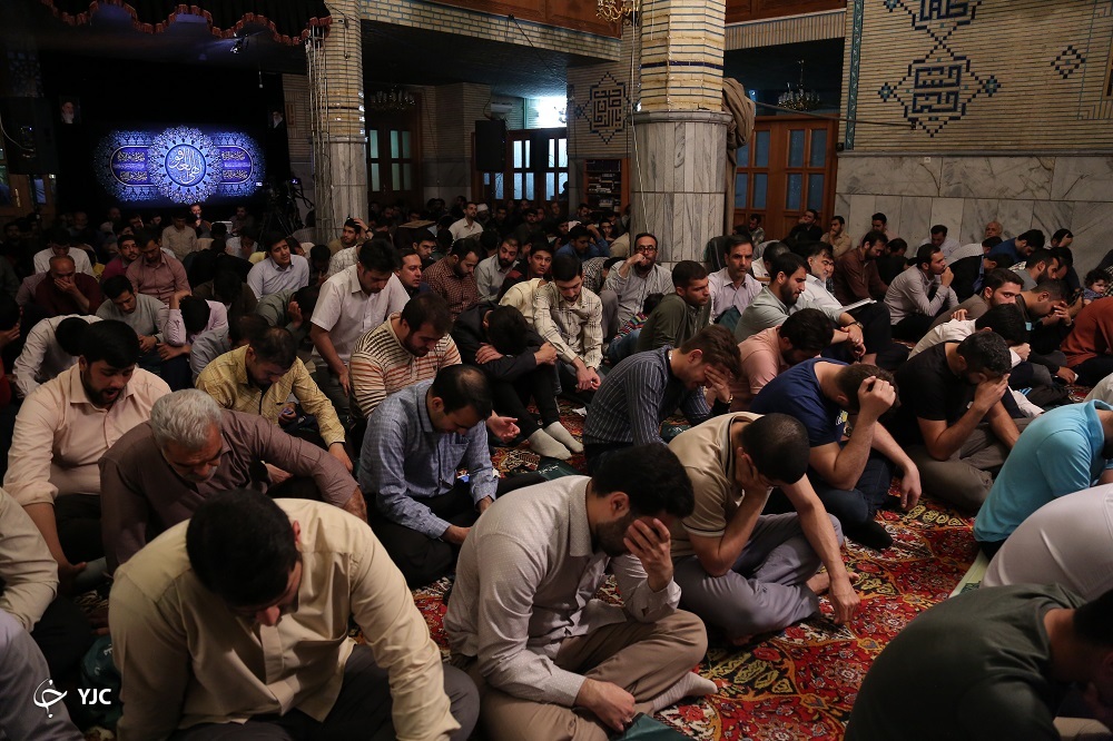 مناجات خوانی حاچ علی قربانی در مسجد شهید بهشتی، با حضور پر شور جوانان