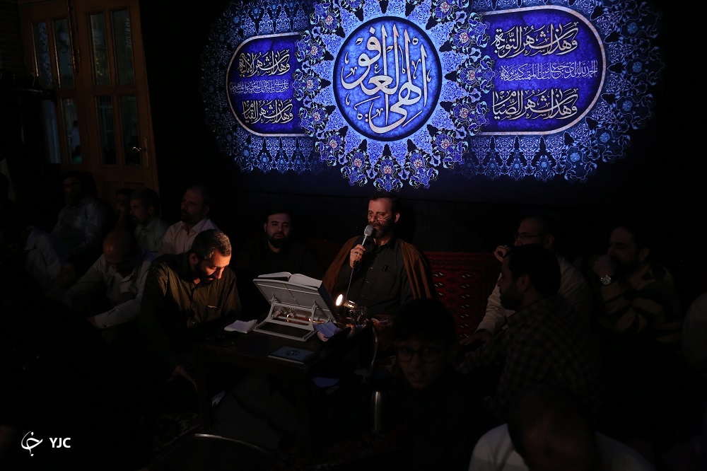 مناجات خوانی حاچ علی قربانی در مسجد شهید بهشتی، با حضور پر شور جوانان