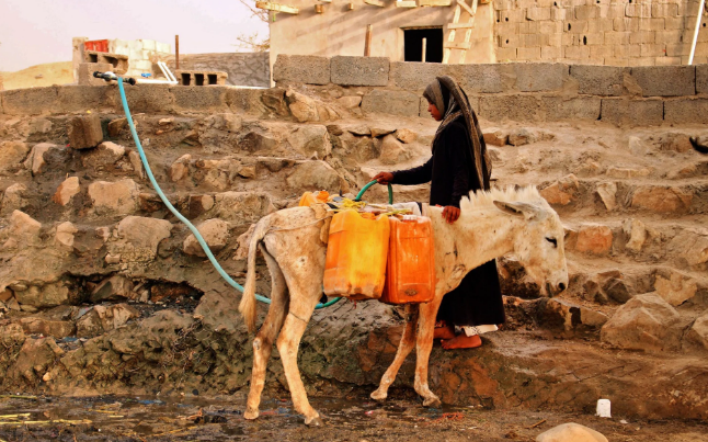 تصاویر روز: از وقوع رعد و برق بر فراز برج خلیفه دبی تا تیراندازی به سمت مسلمانان کشمیری در هند