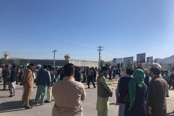 نامزدهای انتخابات پارلمانی کابل درب ساختمان مجلس را مسدود کردند