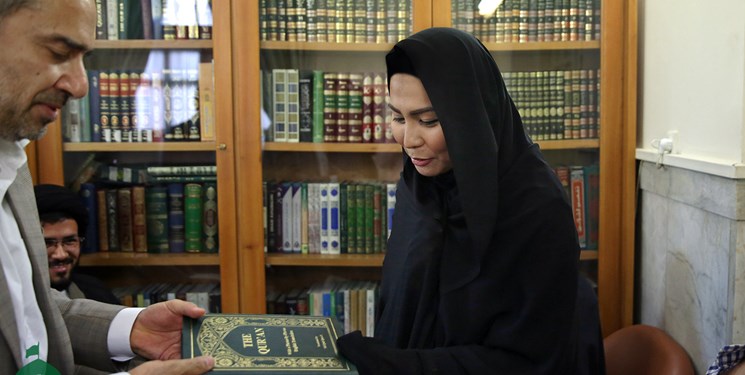 تولد دوباره بانوی ۳۲ ساله بودایی در حرم امام رضا (ع) +فیلم