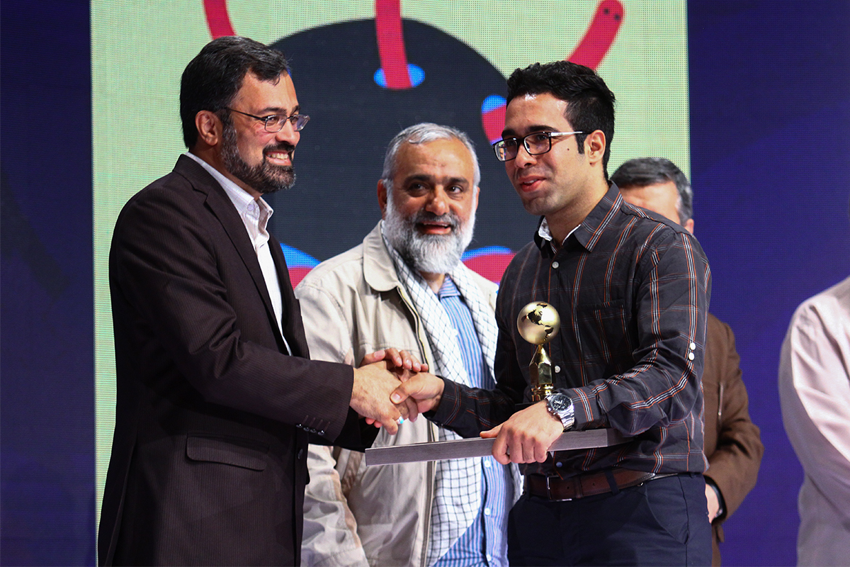 آیا بساط ورکشاپ های رایگان در سازمان فرهنگی هنری برچیده می شود؟/  خشت اول نظارت بر گالری ها توسط وزارت ارشاد فرو ریخت/ درآمد دستفروشی بیشتر از هنر است