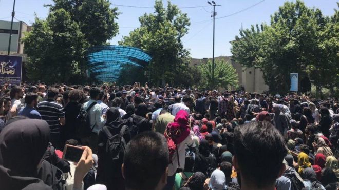 بی&zwnj;بی&zwnj;سی تجمع دوشنبه دانشگاه تهران را چگونه گزارش کرد؟ / عاملان تجمع، مارکسیست&zwnj;ها بودند؟