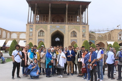 خاطرات جالب یک لیدر مجبه از واکنش توریست&zwnj;ها به چادر پوشیدنش / وقتی چادر سوقات توریست&zwnj;های خارجی می&zwnj;شود