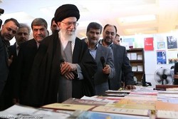 امضا بر کتاب زندگینامه&zwnj;ی شهید عماد مغنیه