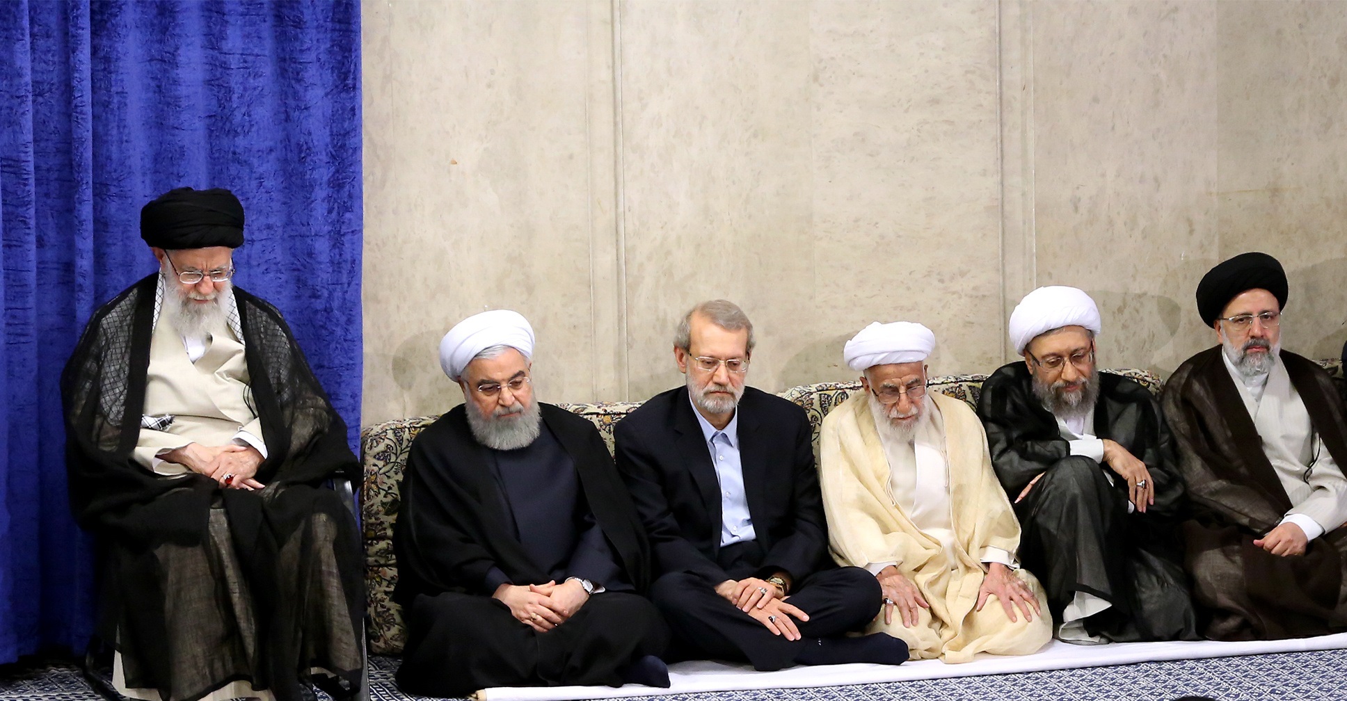 تصویری از گفتگوی صمیمی رهبر انقلاب و مسئولان عالی&zwnj;رتبه&zwnj;ی نظام  قبل از اقامه نماز مغرب و عشا در پایان دیدار