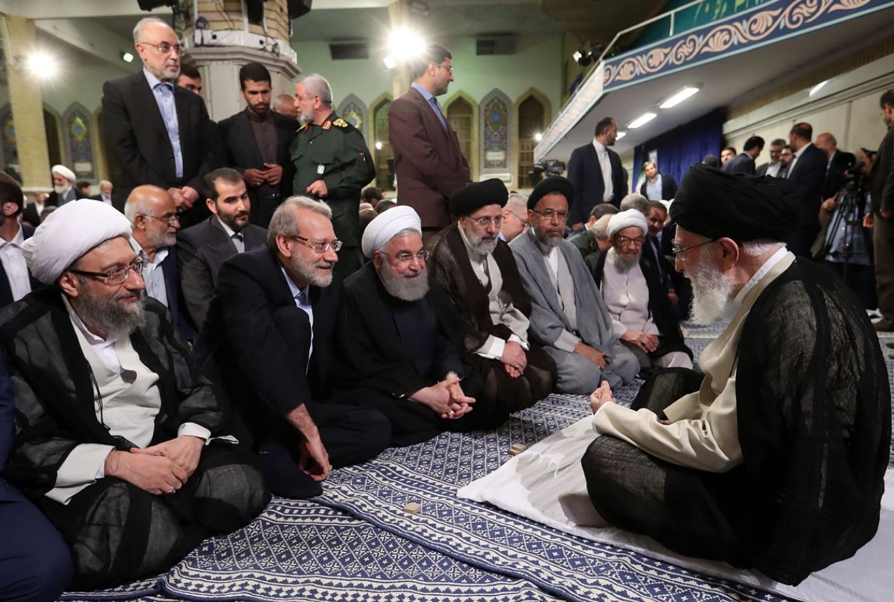 تصویری از گفتگوی صمیمی رهبر انقلاب و مسئولان عالی&zwnj;رتبه&zwnj;ی نظام  قبل از اقامه نماز مغرب و عشا در پایان دیدار