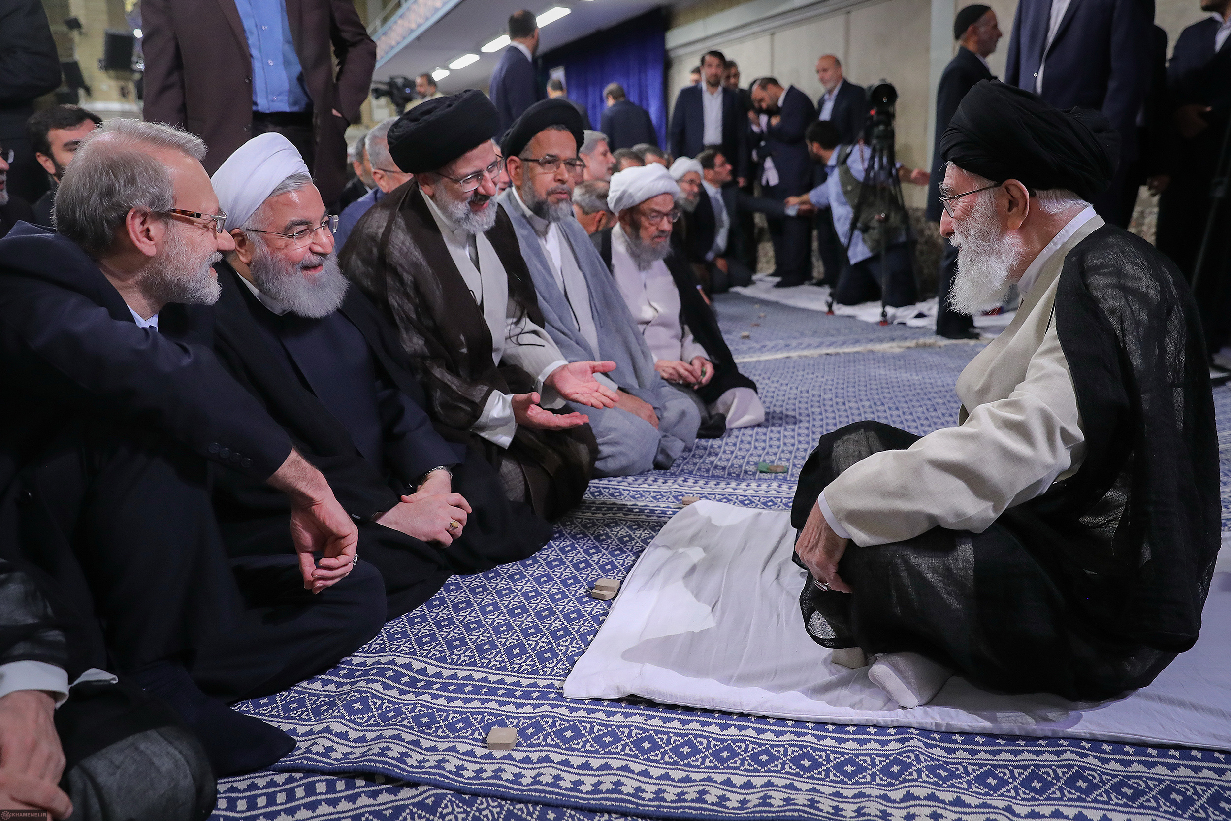 تصویری از گفتگوی صمیمی رهبر انقلاب و مسئولان عالی&zwnj;رتبه&zwnj;ی نظام  قبل از اقامه نماز مغرب و عشا در پایان دیدار
