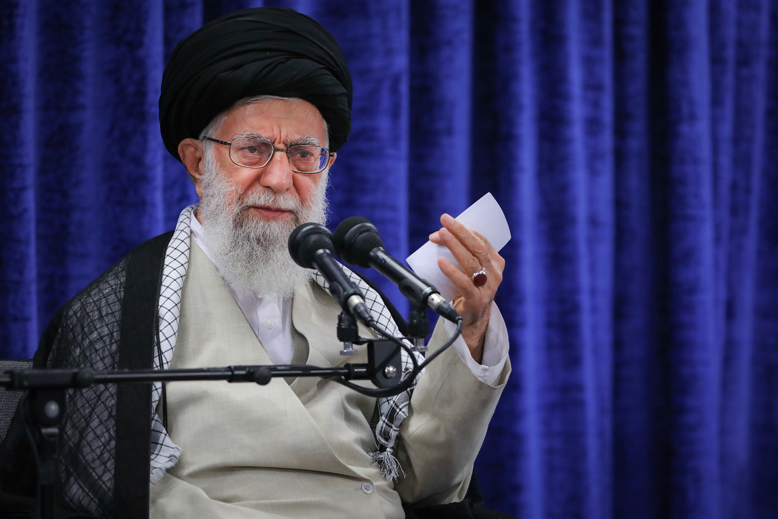 پاسخ رهبر انقلاب به کسانی که میگویند چرا حجاب را اجباری کردید +فیلم