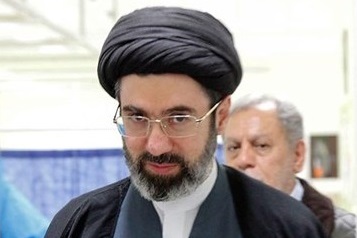 حضور بدون تشریفات آقازاده&zwnj;ی رهبرانقلاب در جلسه اولیا مربیان فرزندش +تصویر