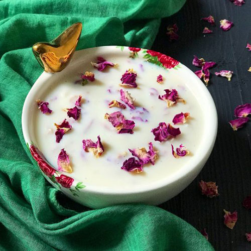 فرنی گل سرخ برای سفره افطار + دستور تهیه