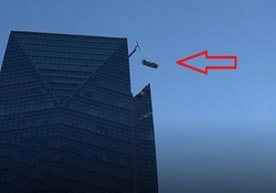 حادثه وحشتناک حین تاب بازی با جرثقیل! + فیلم