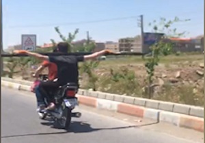 حمل خطرناک آهن با موتور! + فیلم