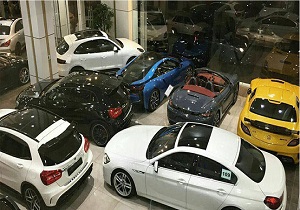قطع درختان برای نمایان شدن خودروهای لاکچری از سوی مالک نمایشگاه خودرو در خیابان شریعتی+ عکس
