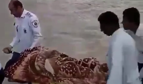 ویدئو عبور دادن زن باردار با برانكارد از رودخانه در نيكشهر قدیمی است
