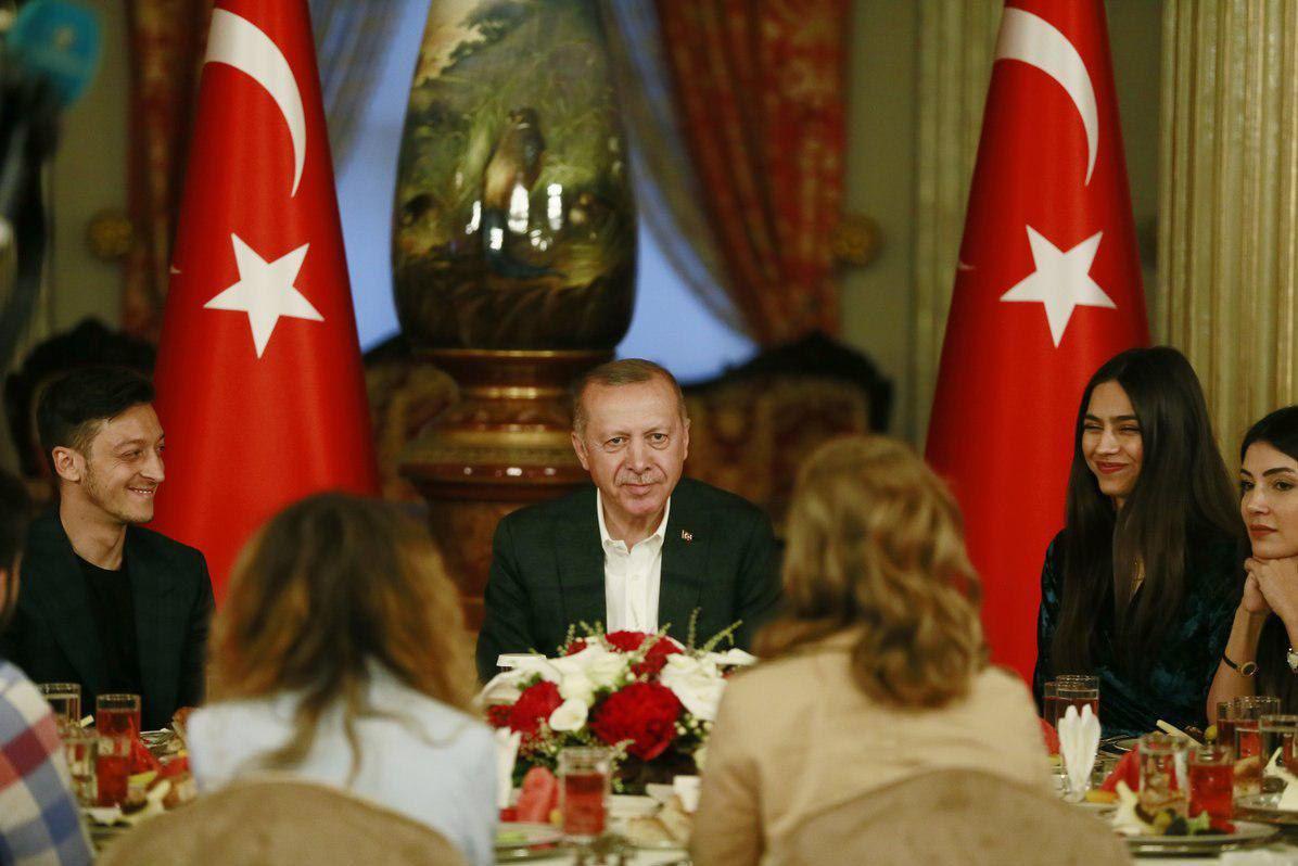اوزیل در مراسم افطاری اردوغان +تصاویر