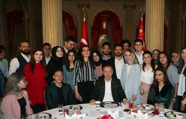 اوزیل در مراسم افطاری اردوغان +تصاویر