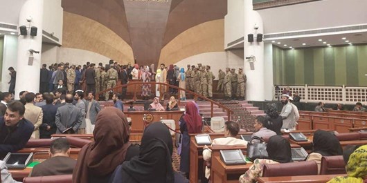 جنجال در مجلس افغانستان/ برخی نمایندگان مانع نشستن &laquo;رحمانی&raquo; بر کرسی ریاست شدند