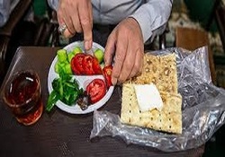ضیافتی خانوادگی به وقت افطار در مصلای امام خمینی(ره) + فیلم