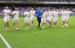 تمرین استقلال زیر بارش باران در ورزشگاه خانگی العین