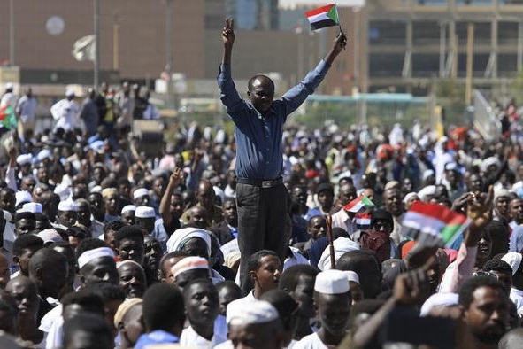 مخالفان حضور مقامات رژیم سابق را در روند انتقالی سودان محکوم کردند
