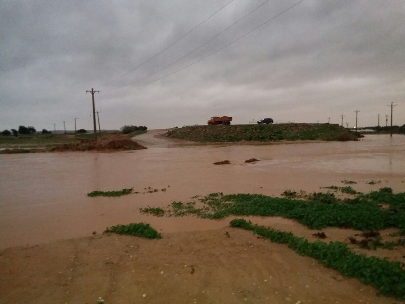 ۳روستای بخش مرکزی اهواز هنوز زیر آب هستند/راه ارتباطی بازگشایی شد