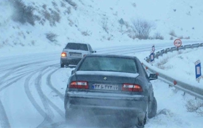 بارش برف و لغزنده بودن جاده موجب کندی تردد خودرو‌ها در آزاد راه قزوین - رشت شد