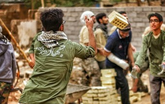 حرکات نمایشی یک جهادگر با توپ برای سرگرمی کودکان سیل زده +فیلم