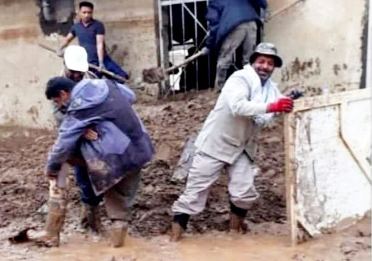 صحنه ای بی نظیر از یک جانباز در مناطق سیل زده +نصویر