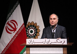 موافق کارگاه های آموزشی رایگان نیستم/در جامعه ما نام هنرمند با شعار همراه است