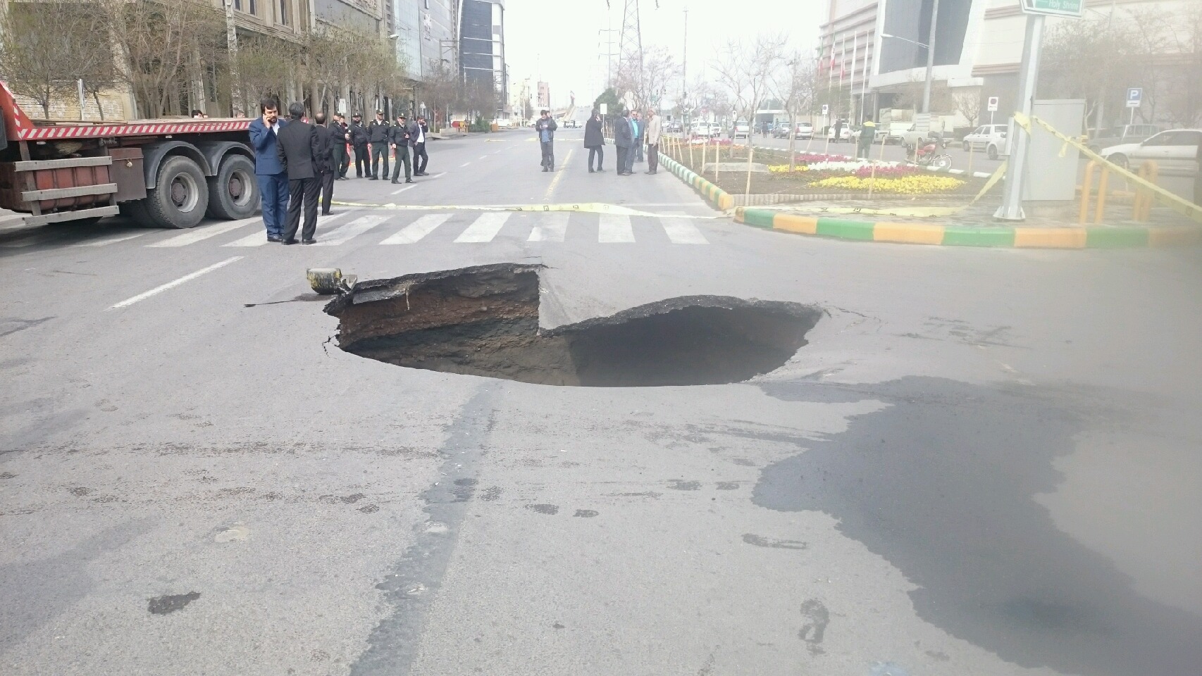 نشست 3 متری زمین در نزدیکی پل چوبی