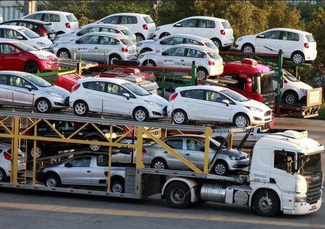دولت برای کاهش قیمت، خودرو وارد کند