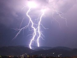 صاعقه در شهرستان آبدانان یک کشته و یک مصدوم بر جای گذاشت