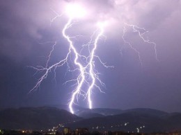 صاعقه در شهرستان آبدانان یک کشته و یک مصدوم بر جا گذاشت