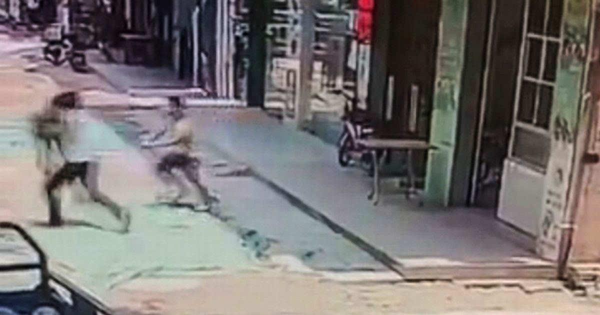 ربودن کودک در چند قدمی برادر بزرگتر! + فیلم////
