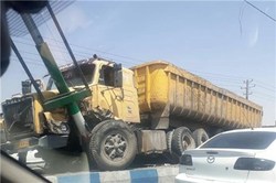 سقوط یکدستگاه کامیون باری به داخل پل در جاده مواصلاتی مهران-دهلران
